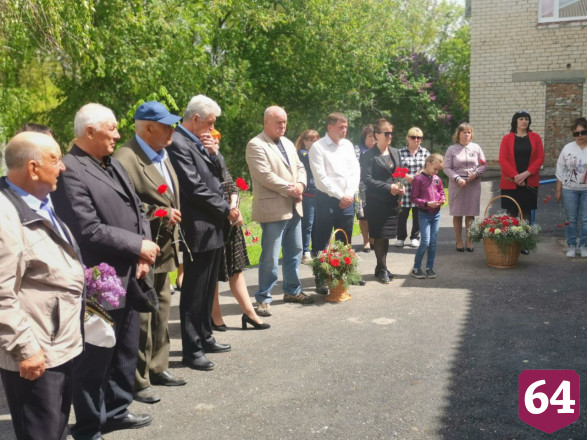В честь погибшего от коронавируса врача открыли мемориальную доску