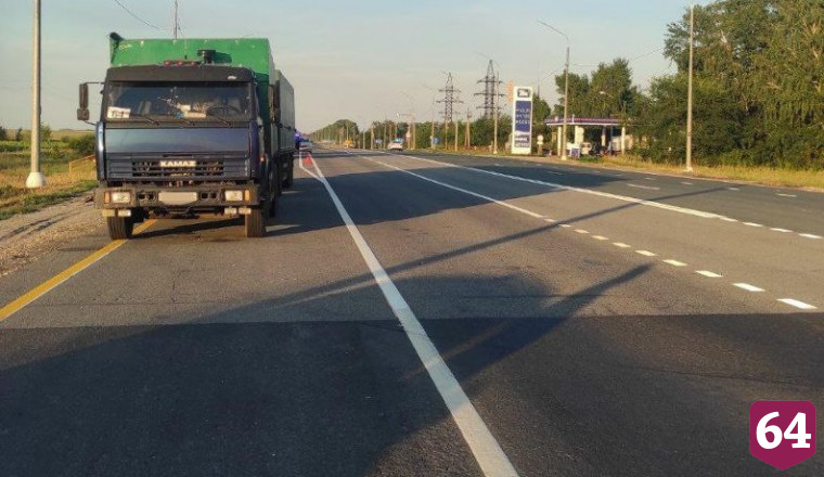 Грузовик сбил пешехода на трассе под Саратовом