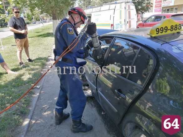 Пьяный водитель иномарки протаранил столб в центре Энгельса