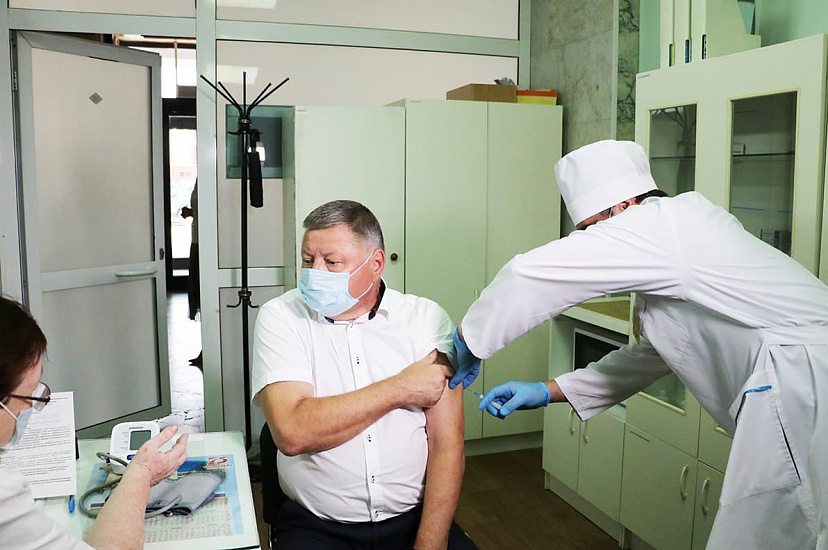 Председатель Саратовской областной думы привился от коронавируса