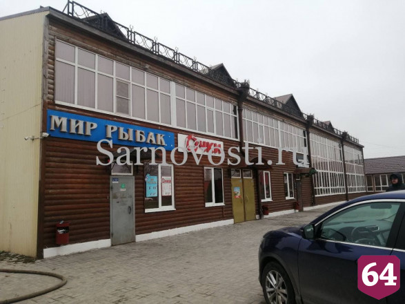 Из горящего развлекательного центра под Саратовом эвакуировали 30 человек