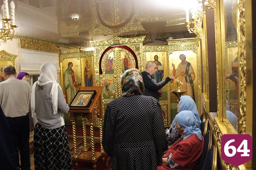 В храме Энгельсского дома-интерната вспоминали лекаря и святого Пантелеимона 