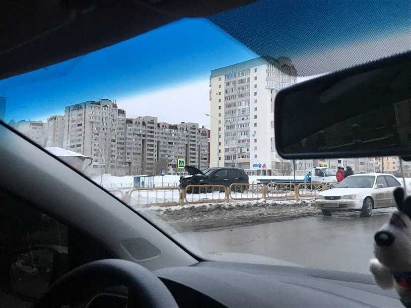 В Саратове внедорожник вылетел на тротуар 
