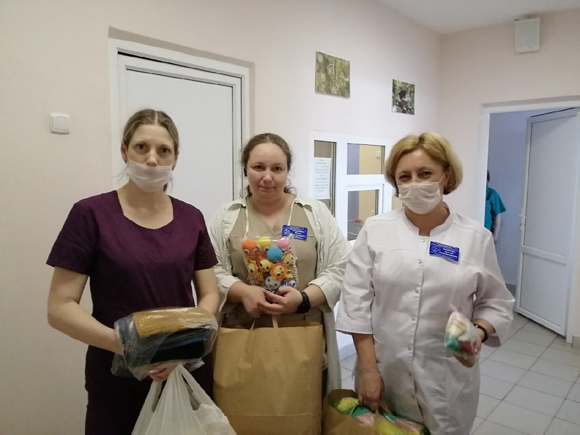 Саратовские мастерицы связали недоношенным малышам 400 подарков