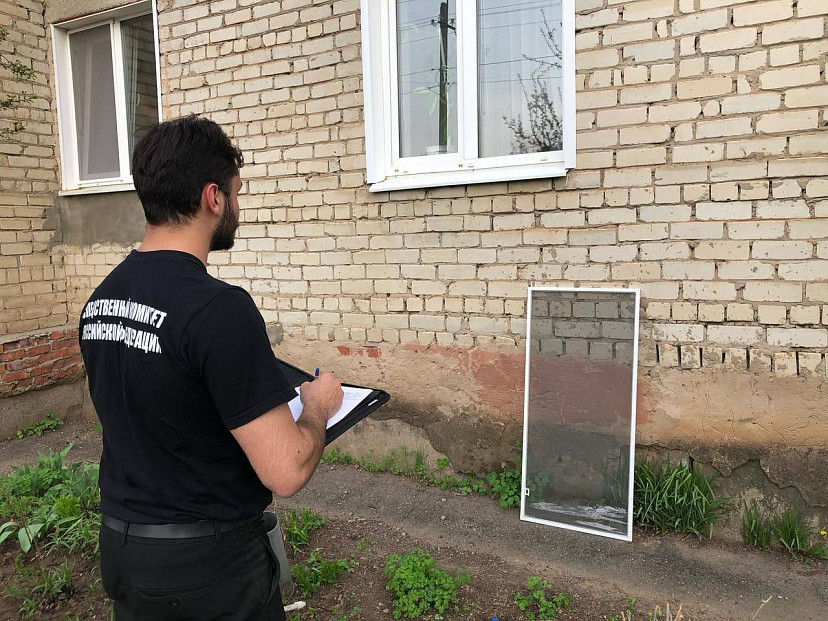 Под Саратовом 2-летний ребенок выпал из окна