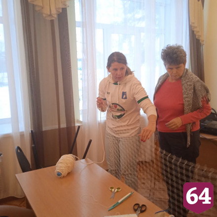 Под Саратовом плетут маскировочные сети для мобилизованных