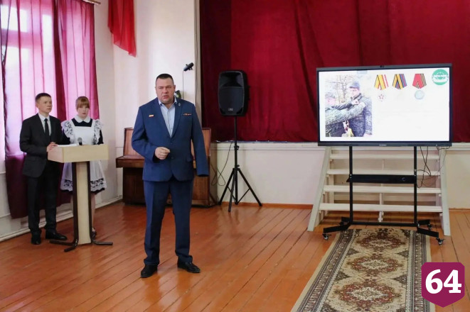 В школе Саратовской области в День знаний увековечили имя участника СВО  