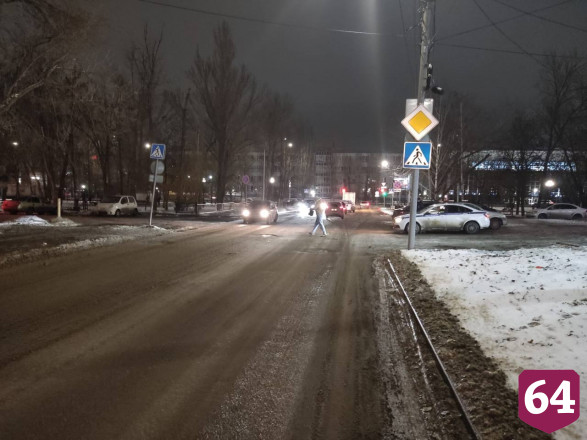 В Саратове автомобиль сбил женщину с двумя детьми