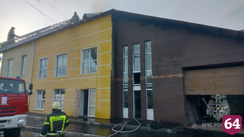 В Энгельсе горел пристроенный к магазину дом