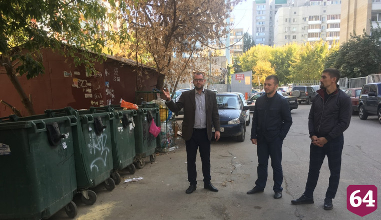 Чиновники заглянули в мусорные баки после жалоб саратовцев 