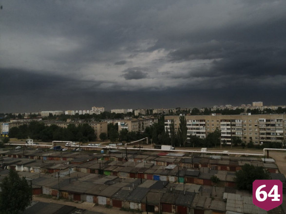 На Саратовскую область обрушились гроза и сильный ветер