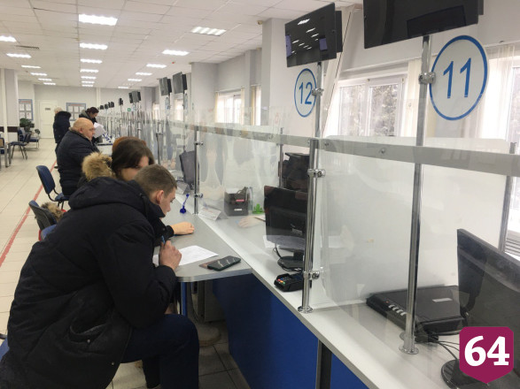Саратовцы могут самостоятельно оформлять заявки на услуги в МФЦ