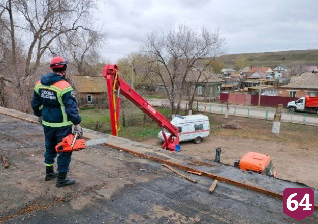Сильный ветер повредил крыши в 7 районах Саратовской области