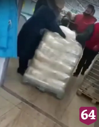 В Саратове за 3 минуты разобрали весь привезенный в магазин сахар