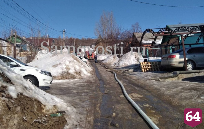 В Саратове пожарные тушили полыхающий частный дом