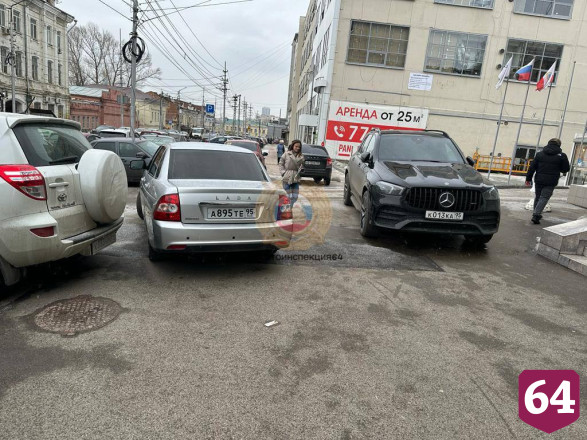 В центре Саратова инспекторы ГИБДД эвакуировали машины автохамов