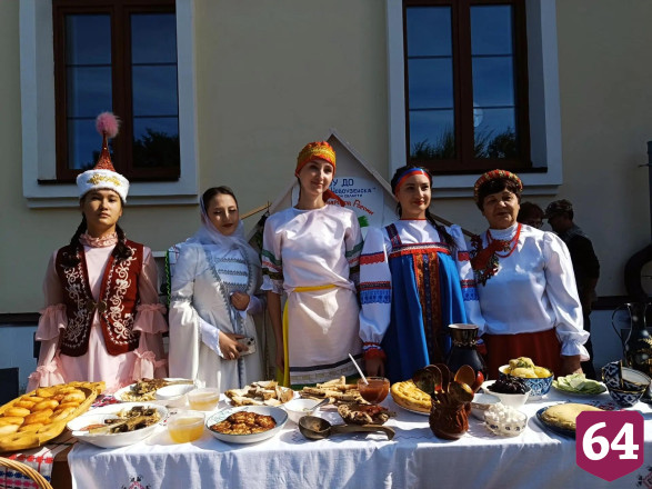 На саратовском фестивале самоваров кормили пловом и катали на ослике