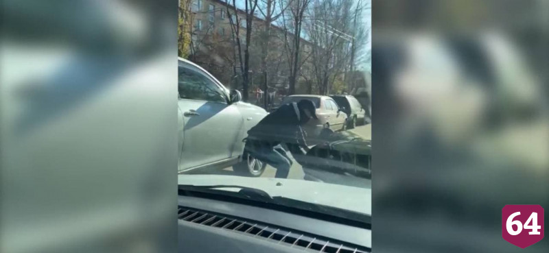 В Саратове пешеходов избили во время дорожного конфликта
