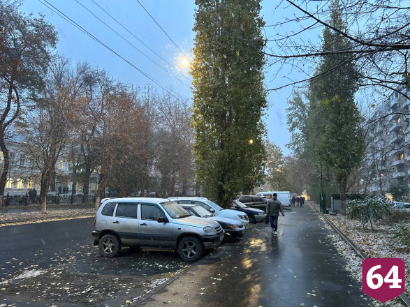 В Саратове с первым снегом возникли проблемы с движением
