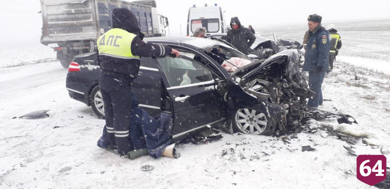Четыре человека пострадали в ДТП на заснеженной трассе под Саратовом