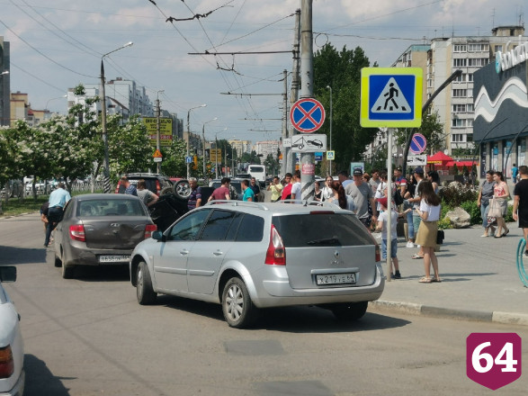 У ТЦ в Энгельсе легковушка опрокинулась на крышу после ДТП