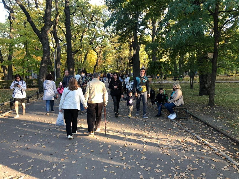 Жители Саратова толпятся в горпарке без масок