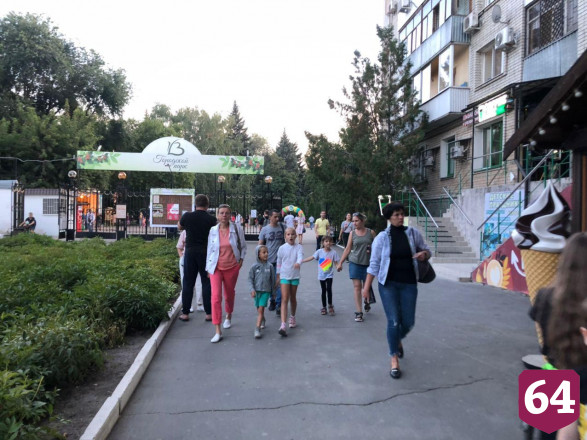 Жители Саратова проводят вечер на каруселях без масок