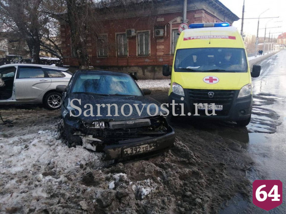 В Саратове после ДТП легковушку отбросило в столб