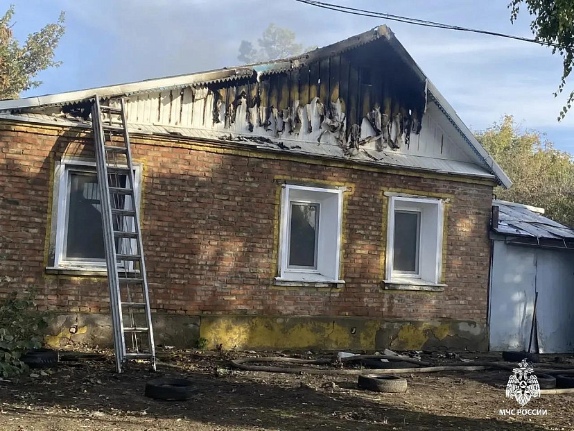 Женщина с ребенком спаслись из горящего дома в Саратовской области