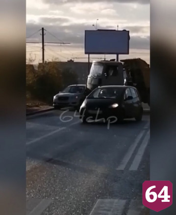 В Саратове грузовик протаранил такси