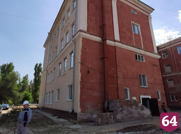 В Саратове достраивают школьный спорткомплекс с бассейном 
