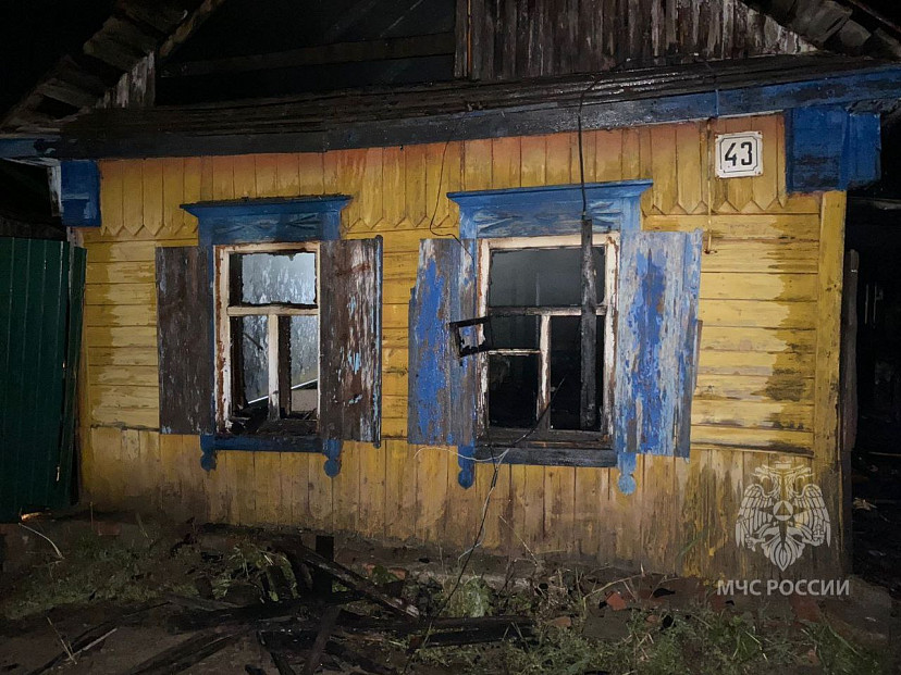 Саратовские пожарные тушили частный дом 