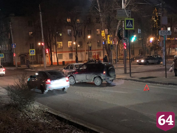 Внедорожник протаранил иномарку в центре Саратова