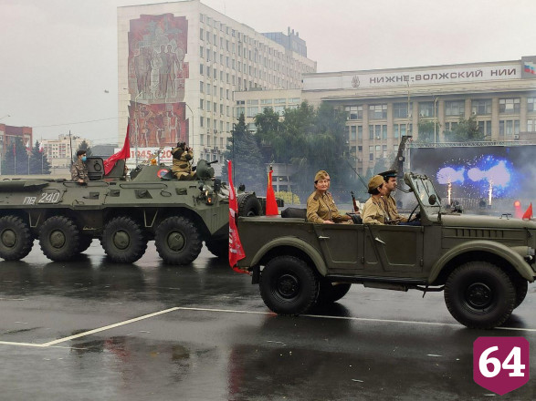 Над Саратовом в честь 75-летия Победы пролетели бомбардировщики 