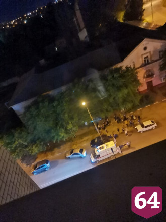 В центре Энгельса под колеса машины попала 16-летняя девушка