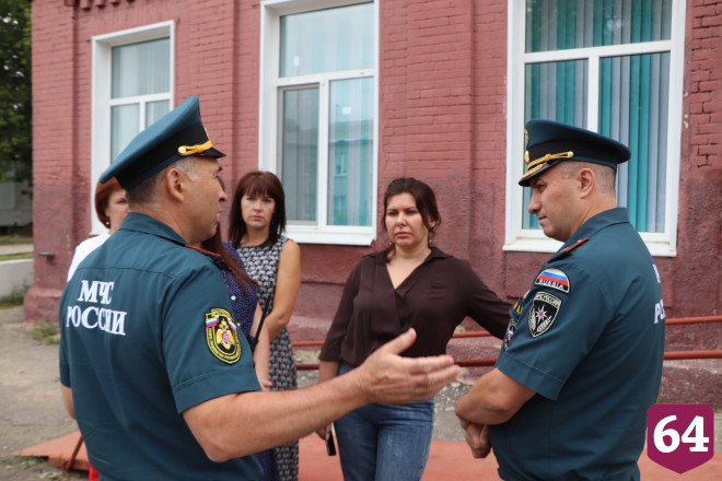 Пожарные эвакуировали людей из колледжа под Саратовом 