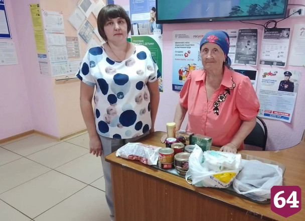 Саратовские женщины передали на фронт белье, подушки и травяной чай