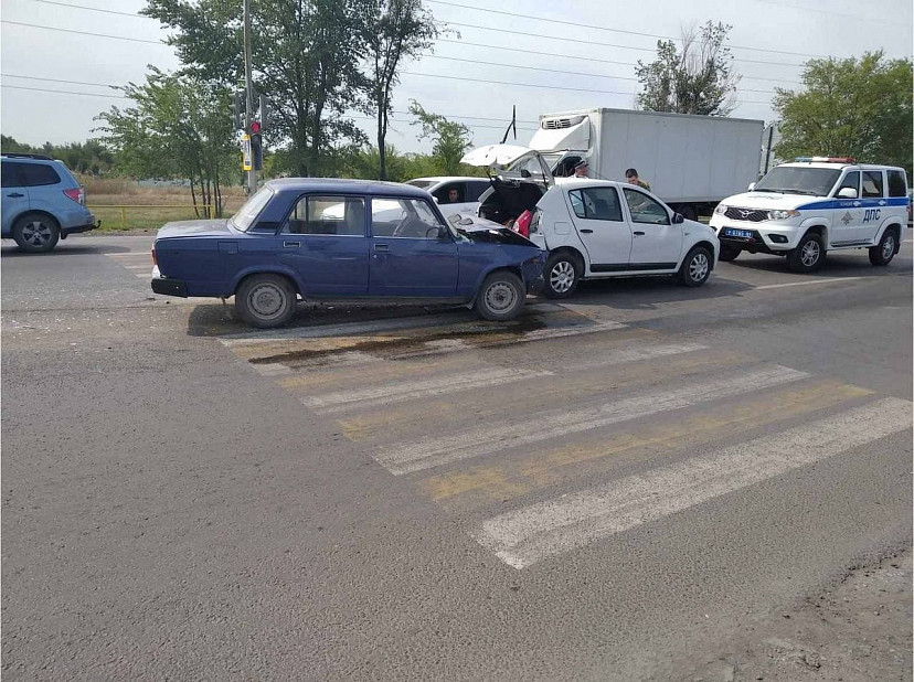 В столкновении легковушек под Саратовом пострадала пожилая автоледи