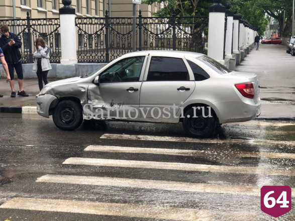 В столкновении легковушек возле СГУ ранена девушка