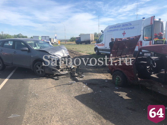В лобовом столкновении на Вольском тракте разбился водитель легковушки