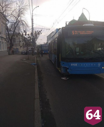 В Саратове иномарка протаранила троллейбус и вылетела на тротуар