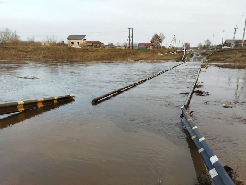 В Саратовской области паводковые воды подтопили мост