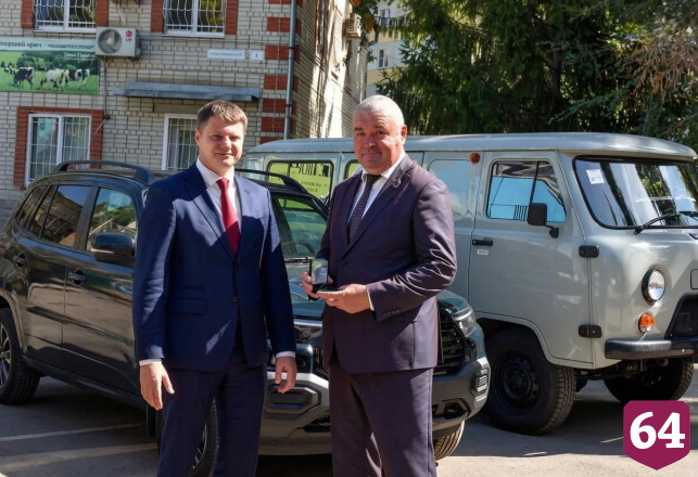 Саратовских ветеринаров поздравили с праздником и подарили машины