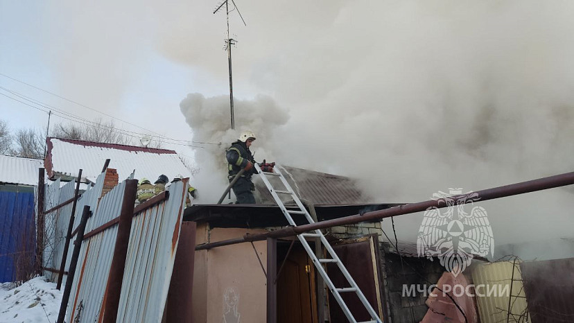 В Саратове отбивают от огня два дома 