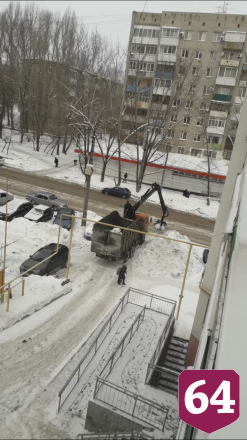 В Саратове снег собирали «шипцами» мусоровоза