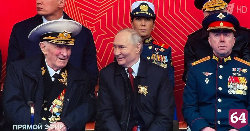 На трибуне с Владимиром Путиным находится Герой России из Саратовской области Людмила Болилая