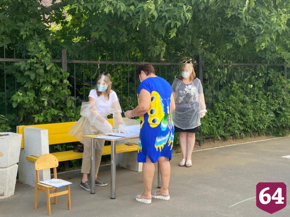 Жители во время голосования поддерживают присвоение Саратову почетного звания 