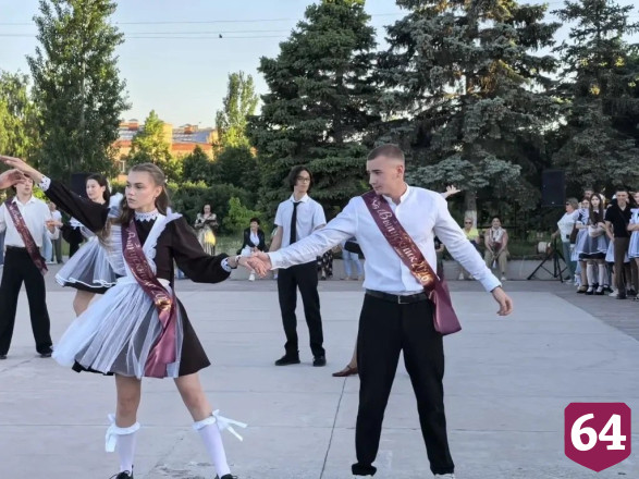 В День города выпускники танцевали школьный вальс