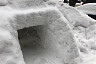 В центре Саратова построили шалаш из снега