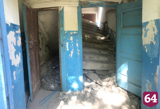 Дом с рухнувшей на женщину лестницей признали аварийным в 2018 году